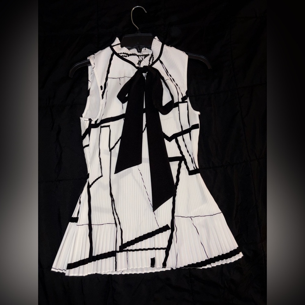DKNY pleated blouse NWT black & white never worn